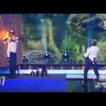 Lanza cuchillos incompetente arriesga la vida de su compañero en directo