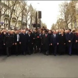 Como Nicolas Sarkozy se cuela en primera fila de la manifestación