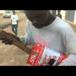 Reggae interpretado por un liberiano ciego con su particular guitarra casera