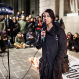 Cientos de manifestantes homenajean a Patrícia Heras en plaza Sant Jaume tras la emisión de ‘Ciutat morta’ (Cat)