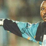 Carmen, la anciana a la que ayudó el Rayo, cede parte del dinero a Wilfred