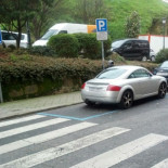 Graban a un policía aparcando a diario en una plaza de discapacitados