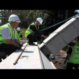 Puente en el que sus arcos flexibles se transportan planos para luego curvarse y poder montarse en una tarde