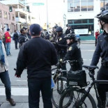 Un policía de Seattle le echa pimienta en espray en la cara a un profesor por andar demasiado cerca