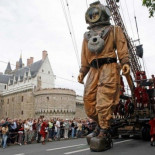 La compañía de las marionetas gigantes (ENG)