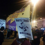 Mucha alegría en la marcha antifascista por el centro de Atenas. "Por primera vez no tenemos antidisturbios"