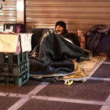 Violencia contra los sin hogar: Anoche me tiraron naranjas. Otros días, piedras -