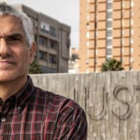 Ingresa en prisión por resistirse a que lo identificaran por bañarse desnudo