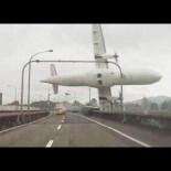 Video del accidente aereo en Taipei, Taiwan (el ala del avión colisiona con el puente)