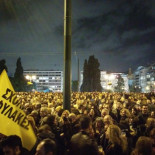 Miles de griegos salen a la calle... y corean a su Ministro de Finanzas