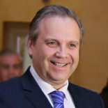 Carmona se deja ver en la concentración de apoyo a Tomás Gómez... tarde y sin bajar del coche