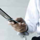 Japón es diferente: mientras los smartphones bajan en ventas, los viejos flip-phones suben