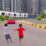 Un millonario indio mata a un vigilante que tardó en abrirle la puerta de seguridad [ENG]