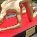 Aparece un Oscar esnifando cocaína en el Paseo de la Fama de Hollywood