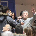 La Policía acusa de una falta de orden público al camarero que irrumpió en la rueda de prensa de Monedero