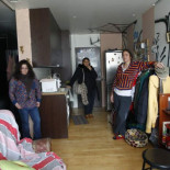 Cincuenta familias sufren el acoso de una banda violenta en un edificio ocupado de Villalba