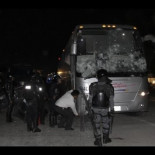 Policía mexicana destruyendo autos para culpar a manifestantes