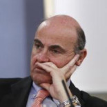 Guindos anuncia un tercer rescate a Grecia y el Eurogrupo lo desmiente