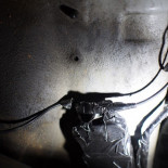 Una activista de Barcelona localiza un dispositivo de rastreo GPS escondido en el guardabarros de su coche