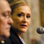 Cifuentes: "los que nos llaman casta" tienen varias casas pero "yo vivo de alquiler"