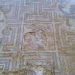 Destrozan en Écija un mosaico romano, arrancan una columna de una antigua domus y profanan una tumba árabe