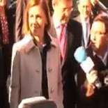 Un periodista intenta hacer preguntas a Cospedal y termina sin micrófono