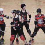 Las gatas madrileñas del roller derby: punk, golpes y autogestión sobre patines