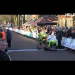 Un espectador provoca la caída de una ciclista a metros de la llegada