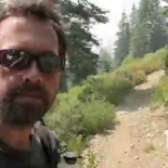 Va caminando desde México hasta Canadá (4184 km) y se hace una foto cada milla