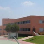 Moreno Bonilla (PP) se queja de que la Junta no le da plaza escolar, pero lleva a sus hijos a un centro de élite