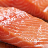 Así tiñen los salmones de granja para que su carne se vea rosa, no gris