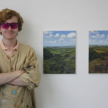 Un artista daltónico pinta con gafas que corrigen su visión