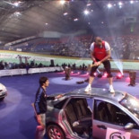 Jose Mari Olasagasti parte un coche en dos con el hacha