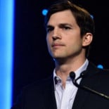 Ashton Kutcher inicia campaña viral para luchar contra injusticia que viven papás en baños públicos