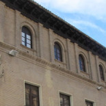 Un hombre destroza cristales y muebles de la oficina central de Ibercaja en Huesca