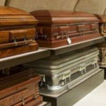 Una anciana dada por muerta abre el ataúd y pregunta: "¿Dónde estoy?"