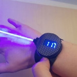 ¿Relojes inteligentes? Bua. Este reloj dispara un rayo láser