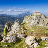 Aitzorrotz, la ermita de la roca en Eskoriatza
