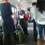 Miniescrache a Rodrigo Rato en el Aeropuerto de Barajas a su regreso de un nuevo viaje a Suiza