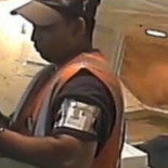 Cámaras secretas muestran a trabajadores del aeropuerto llevándose objetos personales de los equipajes a escondidas [EN]