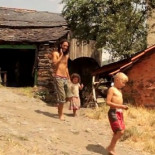 Un documental narra la vida de la ecoaldea de Matavenero