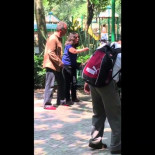 Una madre es insultada por dar el pecho en la calle: polémica campaña de Unicef