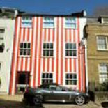 La millonaria que pintó su casa a rayas para vengarse de sus vecinos