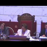 Un micrófono capta a un concejal haciéndole la rima del 5 a Barberá