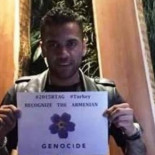 La presión turca asusta a Dani Alves, que había apoyado la conmemoración del genocidio armenio