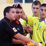 Patada y puñetazos a la cabeza del árbitro