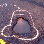 El artista anónimo “Wanksy” pinta penes en los baches para hacer que sean arreglados