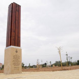 Inauguran un monolito de 4,39 metros con 30 errores, entre faltas de ortografía e incorrecciones tipográficas