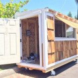 Un hombre construye una vivienda a una mujer de 60 años que vive en la calle