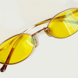Por qué hay gente que se va a la cama con gafas naranjas